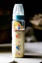 Cómo preparar biberones con leche de vaca