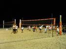 Jugando voleibol infantil